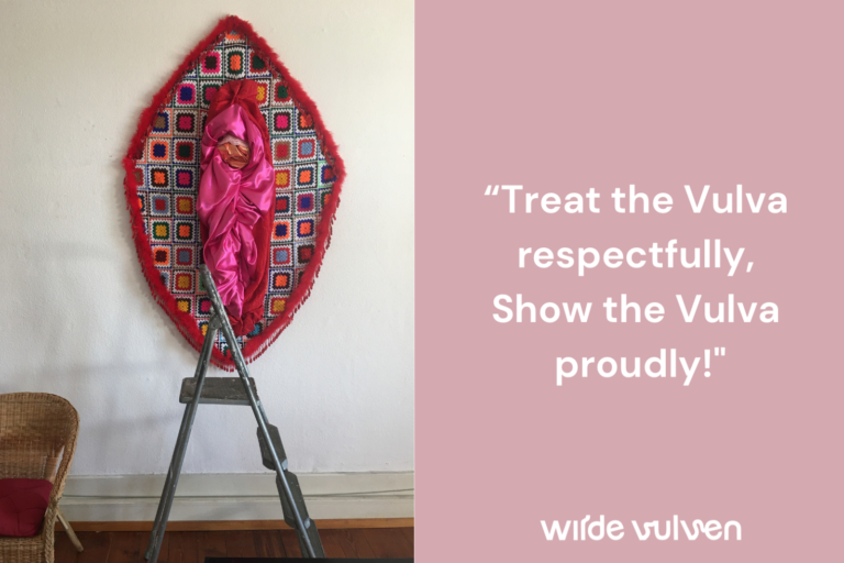 Das Bild ist zweigeteilt. Auf der linken Seite des Bildes ist ein Kunstwerk der Künstlerin vulvaccessoires abgebildet, eine große pinke Vulva. Auf der rechten Seite des Bildes ist der Text "Treat the Vulva respectfully, Show the Vulva proudfully." zu lesen.