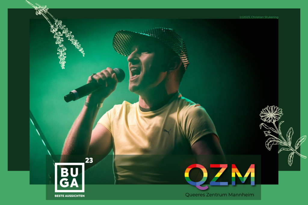 Christian Stukering, auf dem Foto mit einem gelben T-Shirt und einer Kappe, hält ein Mikrofon in seiner Hand und ist beim Singen zu sehen. Der Hintergrund ist eine Mischung aus grün und dunkel-grün. 2 Pflanzen verzieren das Bild. Unten steht das Logo der Bundesgartenschau und das des QZM.