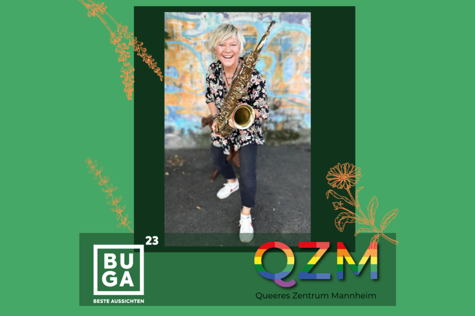 MISSY CANIS lacht und hält ein Saxophon hoch. Der Hintergrund außerhalb des Fotos ist grün. Einige Pflanzen verzieren die Grafik. Unten steht das Logo der Bundesgartenschau und das des QZM.