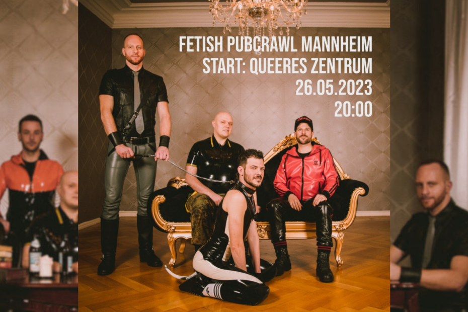 Veranstaltungsbild zu Fetisch Pubcrawl. Vier Männer in Lack- und Lederkleidung in einem barocken Raum mit Kronleuchter, Sofa und Fischgrätenparkett.