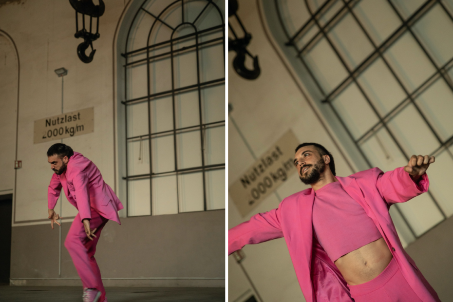 Zu sehen sind zwei Bilder nebeneinander, auf beiden ist eine tanzende Person in einem pinken Anzug in verschiedenen Posen zu sehen