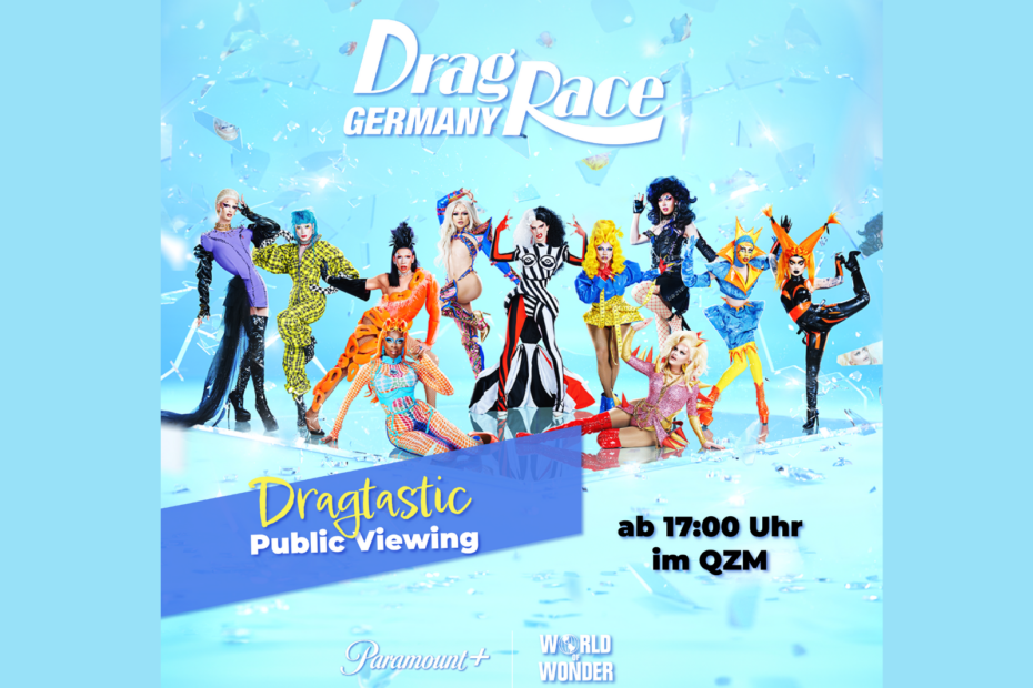 Zu sehen sind die Kandidaten des Drag Race Germany. Rechts unten steht die Uhrzeit und der Ort. Links ist noch der Schriftzug "Dragtastic Public Viewing" zu sehen.