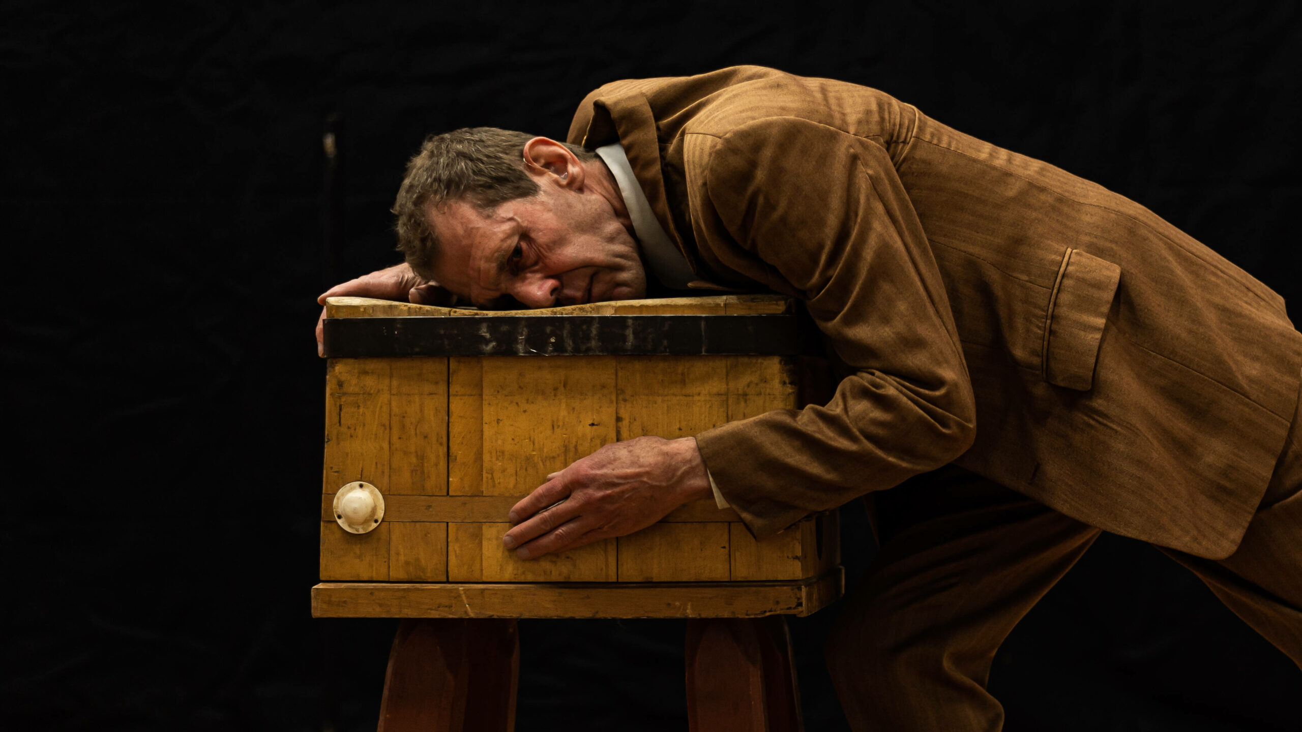 Der Schauspieler Michael Grunert liegt mit dem Kopf auf einem Kasten Foto: Jörn Josiek