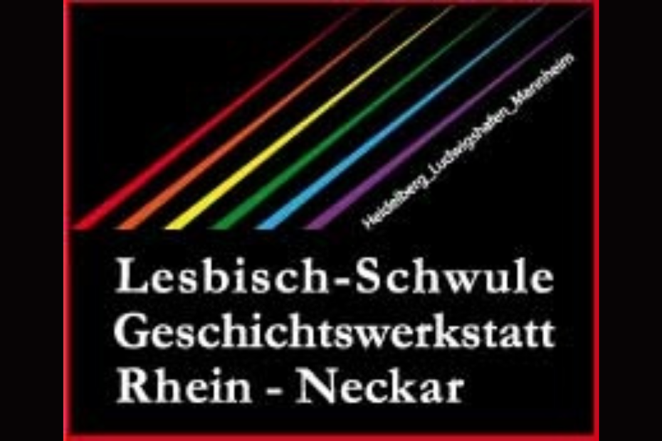 Das Bild zeigt das Logo der Geschichtswerkstatt. In dem roten Rahmen auf schwarzem Grund sind Linien in den Farben der Prideflagge zu sehen. Darunter steht: "Lesbisch-schwule Geschichtswerkstatt Rhein-Neckar".