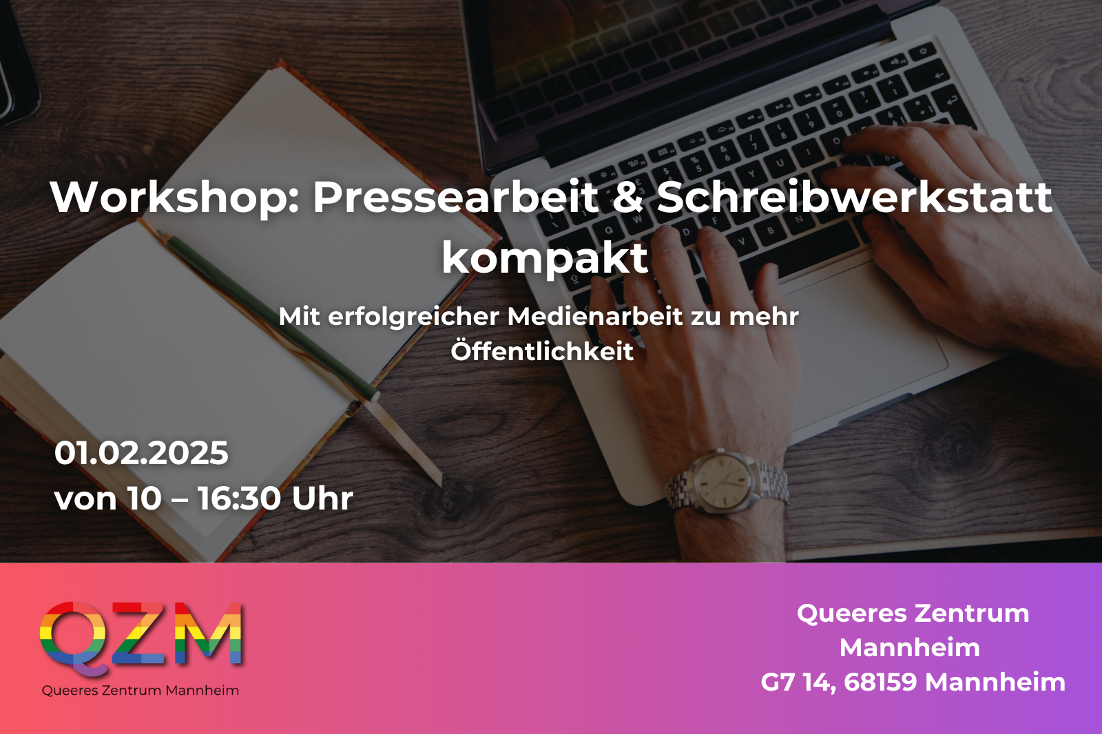 Text im Bild: "Workshop: Pressearbeit & Schreibwerkstatt kompakt - Mit erfolgreicher Medienarbeit zu mehr Öffentlichkeit - 01.02. von 10 Uhr bis 16:30 Uhr" Links unten das Logo des QZM, rechts unten die Adresse des QZM vor einem organe-lila Hintergund. Hinter dem Text ist ein Schreibtisch mit Buch und Laptop von oben zu sehen.
