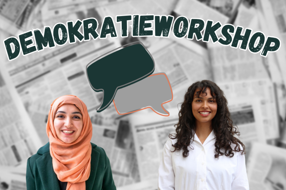 Die Grafik zeigt im Hintergrund die unscharfe Abbildung von Zeitungen. Im Vordergrund sind die zwei Personen, welche den Workshop halten, zu sehen. Zwischen ihnen sieht man zwei Sprechblasen. Über ihnen steht in grüner Schrift der Titel: "Demokratieworkshop".