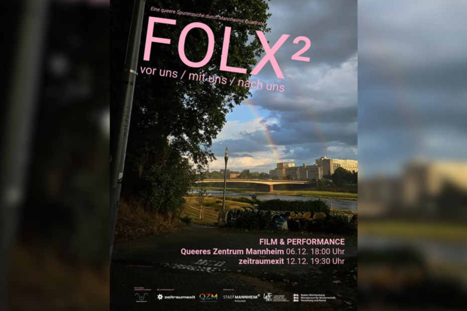 Das Bild zeigt ein Flussufer in Mannheim mit Kopfsteinpflaster und Straßenlaterne, im Hintergrund der Fluss und eine Brücke. Als Text zu lesen ist: FOLX2 - vor uns - mit uns - nach uns. Film und Performance 06.12. 18 Uhr QZM, zeitraumexit 12.12. 19:30 Uhr.