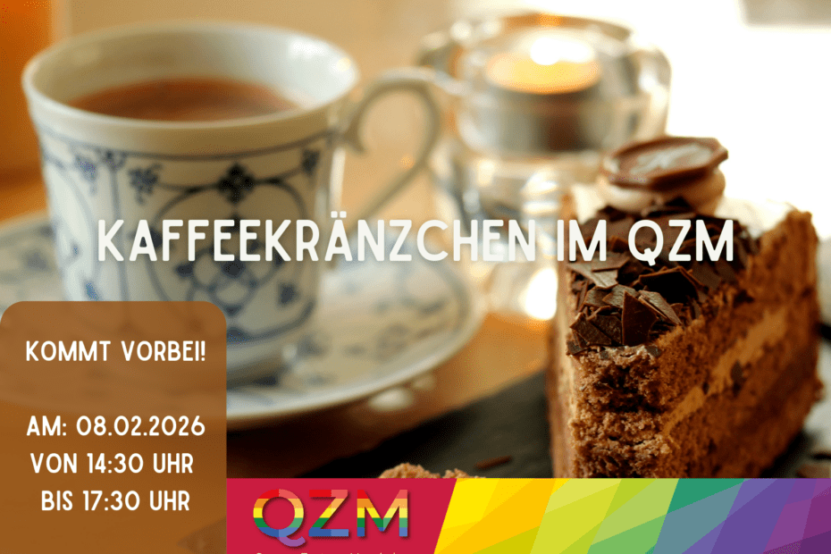 Weißer Text im Vordergrund: "Kaffeekränzchen im QZM" Auf braunem transparentem Hintergrund links unten: "Kommt vorbei! Am: 11.05, von 14:30 Uhr bis 17:30 Uhr" Ein Banner in Regenbogenfarben befindet sich am unteren Bildrand, sowie das QZM Logo auch in Regenbogenfarben. Im Hintergrund ist ein Stück Kuchen, eine Kaffeetasse und ein Teelicht auf einem Tisch abgebildet.