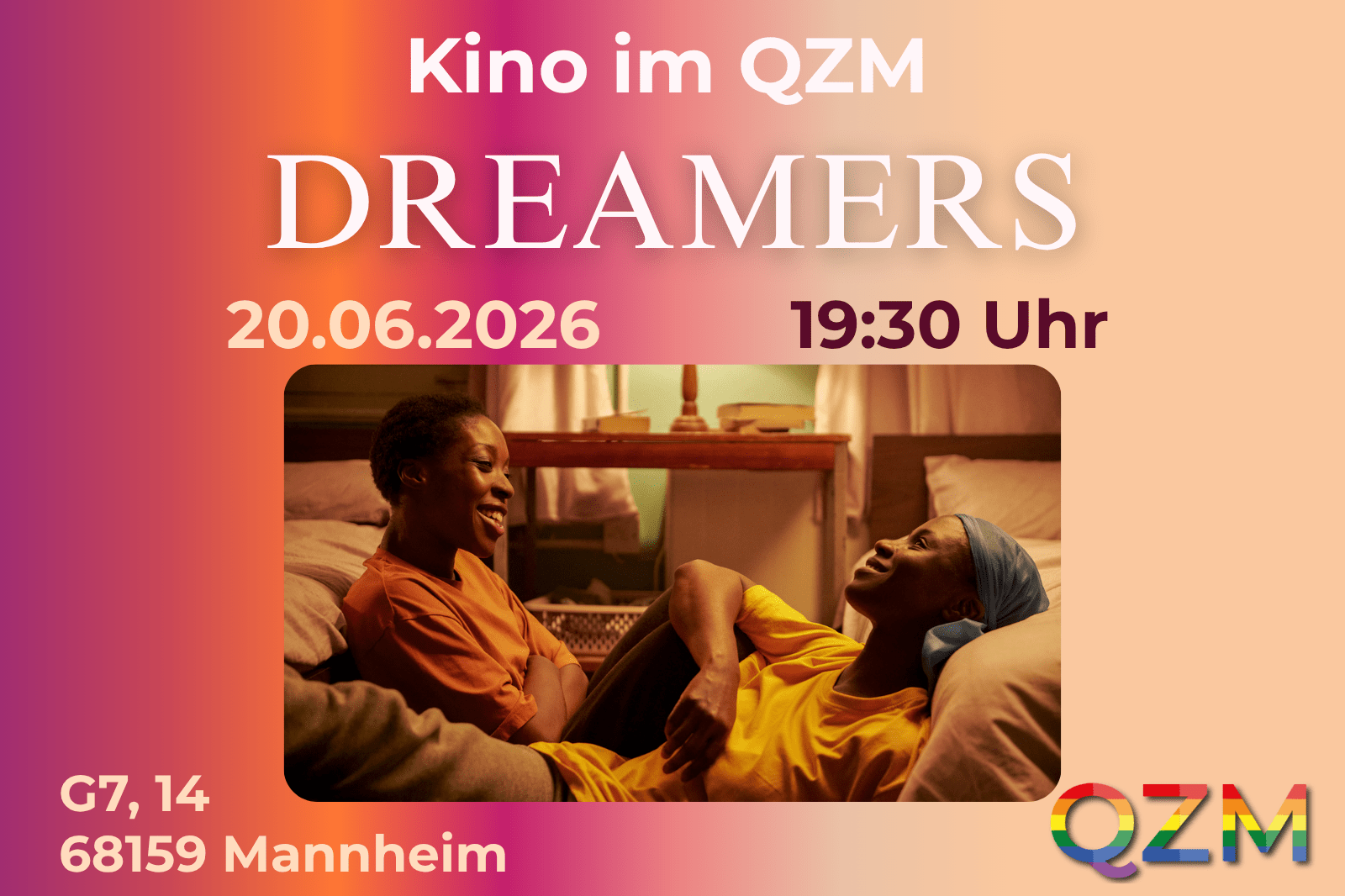 Die Grafik zeigt ein Foto einer Szene aus dem Film. Es stehen die wichtigen Daten wie Datum, Uhrzeit und Ort auf der Grafik.