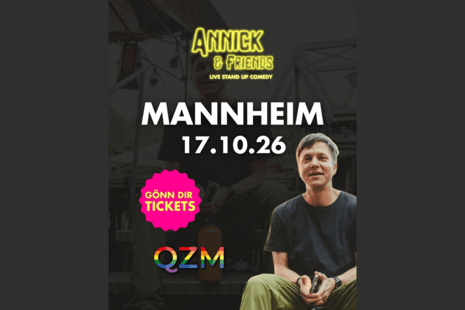 Vor dunkelgrauem Hintergrund sieht man Annick Adelle sitzend in die Kamera lächeln. Unten links sieht man das Logo des QZM. Oben auf dem Bild steht "Annick and friends - live standup comedy" in gelber leuchtender Schrift.