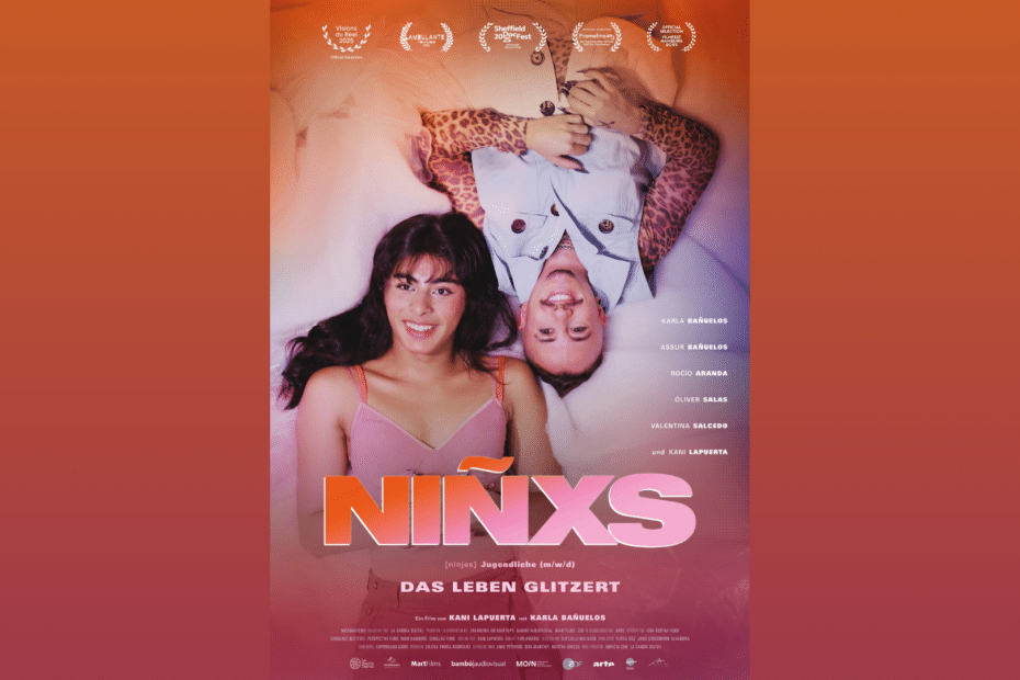 man sieht eine männlich und eine weiblich gelesene Person auf einem Bett liegen, beide lächeln in die Kamera. Der Hintergrund ist ein Farbverlauf von Orange zu Pink. Es handelt sich um das offizielle Filmposter des Dokumentarfilms "Ninxs"